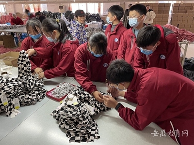 繁昌區(qū)學(xué)生從學(xué)校課堂走進(jìn)工廠車間