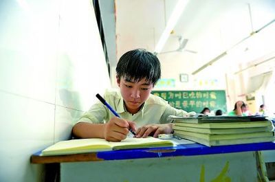 重慶中考結(jié)束 祝福王俊凱點擊達1.7億(圖)