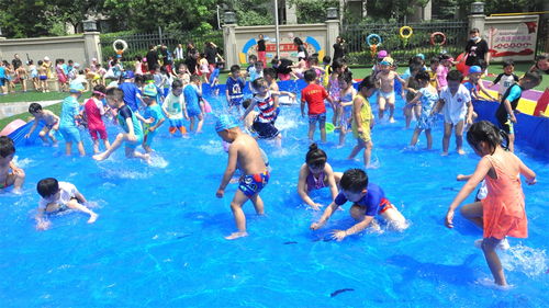 開封市社會救助協(xié)會組織愛心企業(yè)到教育悅都幼兒園獻愛心