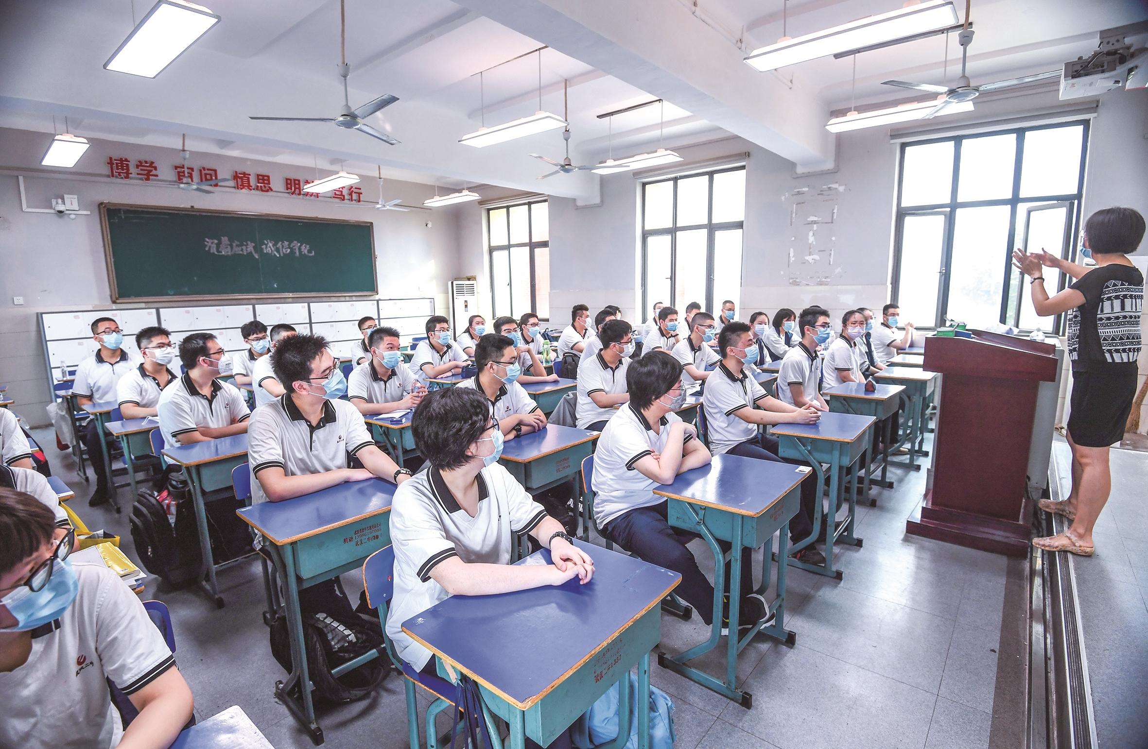 武漢高一高二學(xué)子重返校園 教育步入常態(tài)化新階段